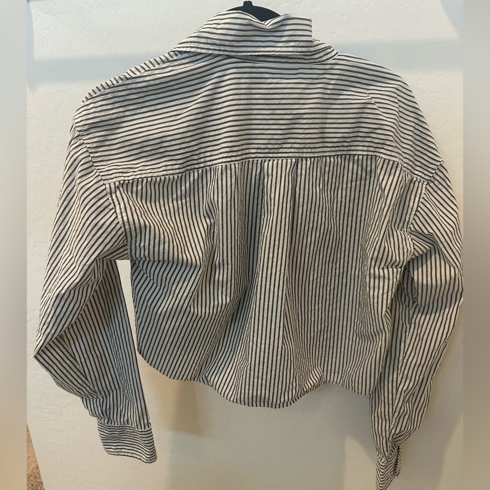 2 American Eagle Cropped Button Up - image 4